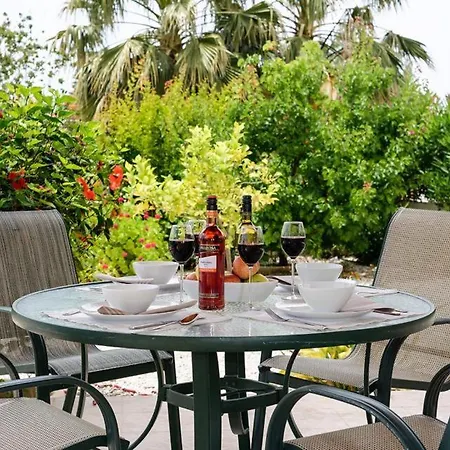 Dentro Walking Distance To Coral Bay Centre Villa Peyia