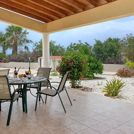 Dentro Walking Distance To Coral Bay Centre *